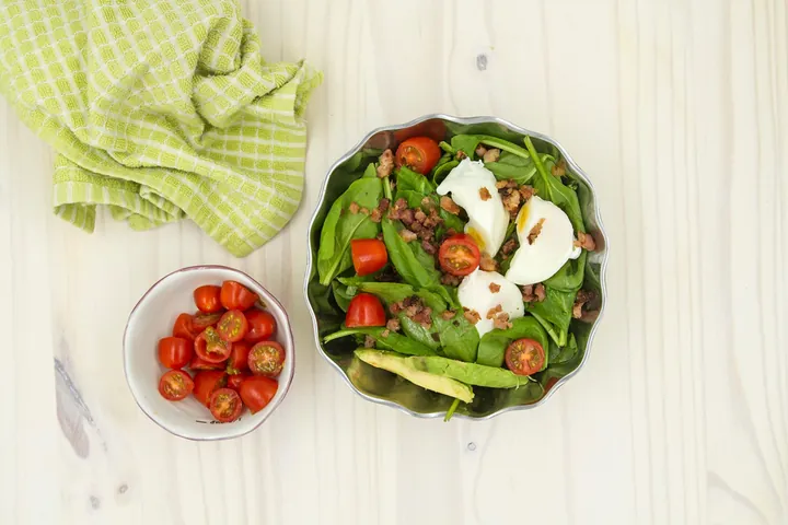 Whole30 Bacon Spinach Tomato Breakfast Salad